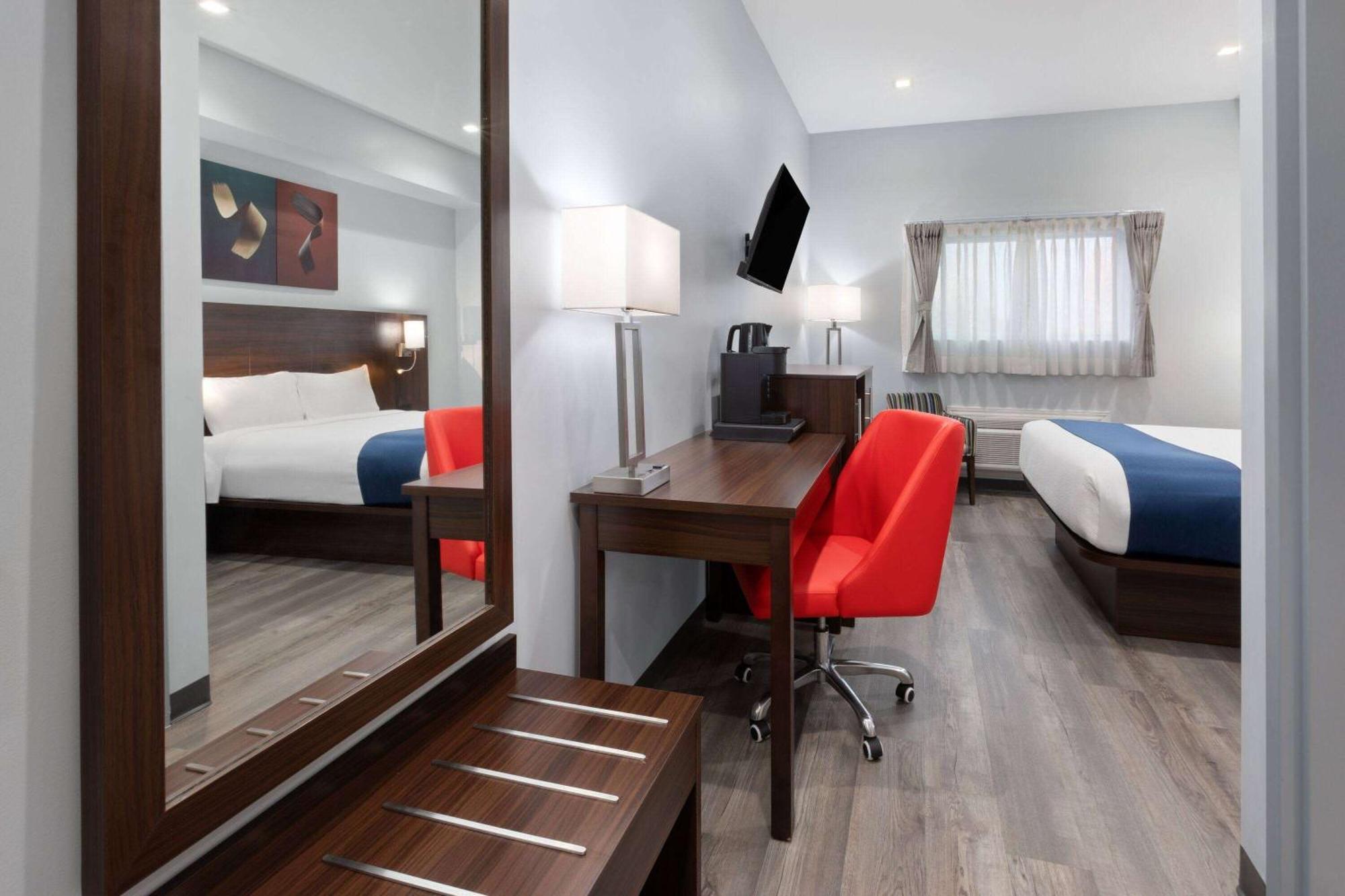 Travelodge By Wyndham Cochrane Exterior foto