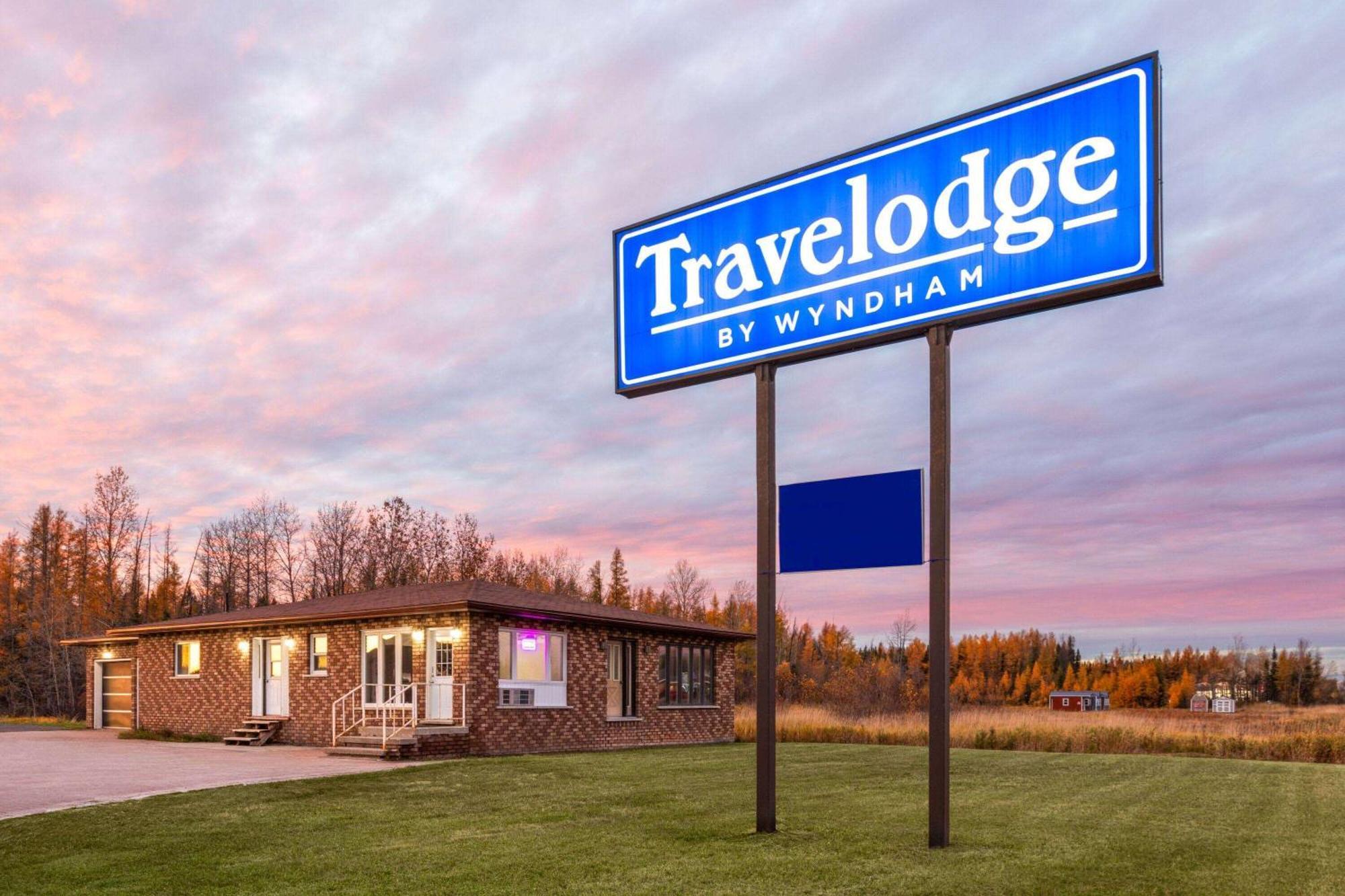 Travelodge By Wyndham Cochrane Exterior foto